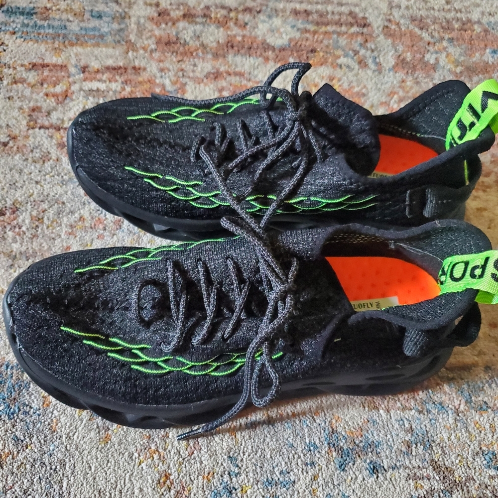 Black/ gray heathered and Green Accent Unisex Knitted Mesh Sneaker